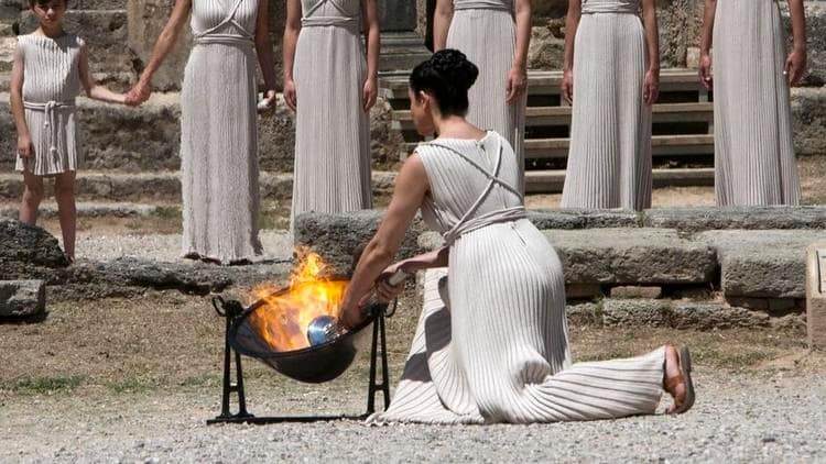 La flamme olympique allumée à Olympie