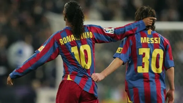 Messi avec le numéro 30 et Ronaldinho