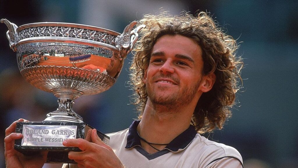 Guga avec le trophée de Roland-Garros